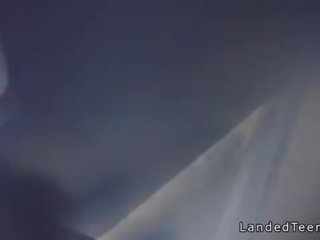 Έφηβος/η hitchhiker τσιμπούκι σε δημόσιο τουαλέτα