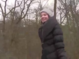 Bruneta v punčocháče saje obrovský phallus a fucks