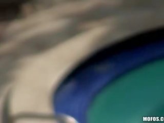 매력적인 브루 넷의 사람 꿀 데 심한 트리플 엑스 클립