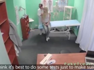 娇小 金发 性交 由 主