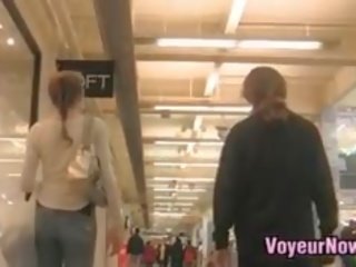 Ερασιτεχνικό έφηβος/η σε στενός/ή τζίν