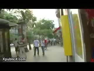Вързани богиня walked към на улици на европа