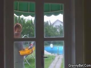 Vanaemake annab üles tema märg larhv