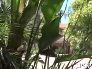 Hợp pháp tuổi con gái struggles với khổng lồ thân cây