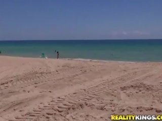 عملاق الثدي حسناء kenddra ركوب الخيل ل manhood