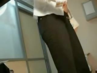Incroyable brunette ado en changeant sur caché came