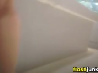 Κάτω από την φούστα του ένα γοητευτικός κόρη στο ένα mall