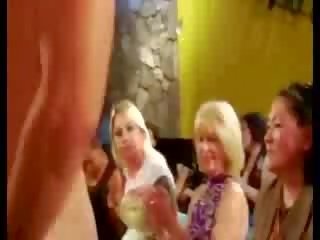 Rapariga vestida gajo nu marriageable é dando brain em público