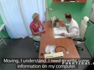Medicīnas studenti persona ēdamais vāvere līdz slaidas blondīne