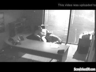 Escritório tryst fica apanhada em cctv e leaked