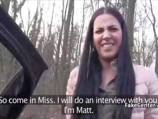 शाइ femme fatale करते हुए यह के लिए मनी