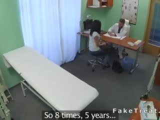 브루 넷의 사람 환자 놀이기구 그녀의 의료 사람