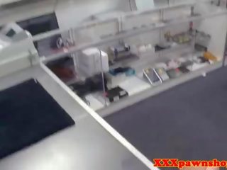 Inked アジアの pawnshop キューティー doggystyled