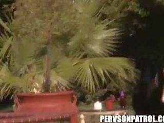 Unrepining বালিকা গ্রাস প্রতি ঝরা এর আঠাল কাম