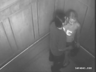 Dörtlü var erişkin film içinde elevator unuttum orada olduğunu bir kamera