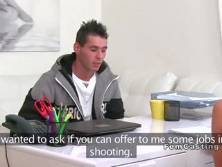 Limp pénis copain baise femelle agent stunner en bureau