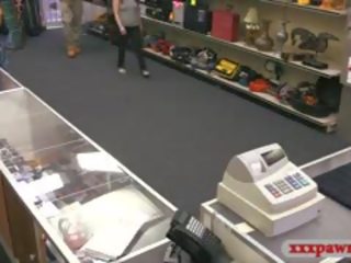 Cochon escorte pawns son chatte et pilé par coquin pawn copain
