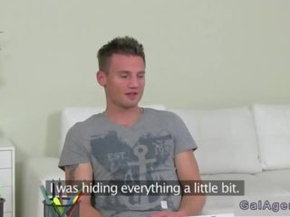 Pirang female agent fucks amatir guy on a kursi