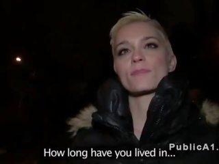 Hairdresser flashing in jemagat öňünde place