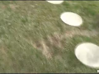 ছোট বালিকা ভর বিশাল বাইকের আসন