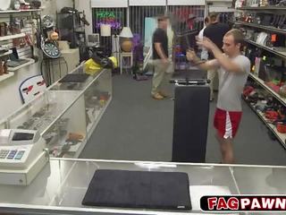 Fitnes buddy strips në pawn dyqan