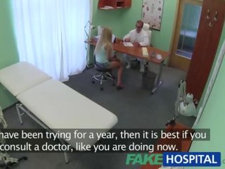 Blondýna jenna dostane buchol podľa ju lekárske practitioner