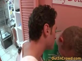 Dwa geje mieć część xxx film w the nosić sklep 4 przez outincrowd