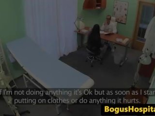 Bigtitted 病人 pussypounded 由 dr.