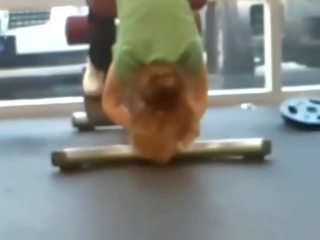 Như vậy tuyệt đẹp mẹ ngực tại thể dục