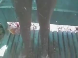 Marvellous anne çıplak alma bir solaryum üzerinde gizli büyükbaba