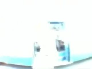 Ρωσικό fellow δείχνει steady ράβδωση ένα δημόσιο λεωφορείο