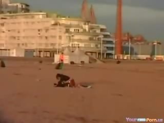 Pakvaišęs jaunas moteris važiuoja jos bf į viešumas