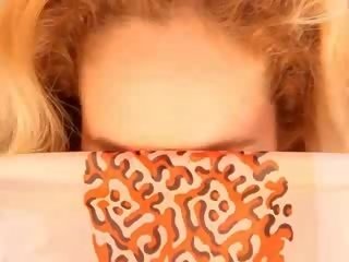 Rocking בלונדי תינוק אֶצבַּע עירום