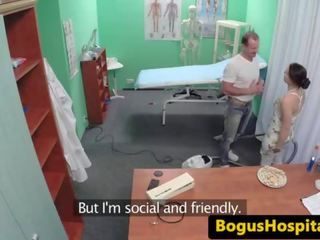 Doc 前刘海 清洁的 女佣 上 床