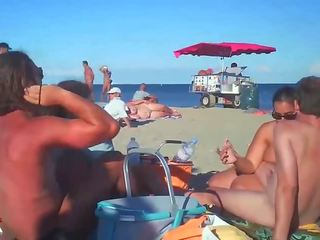 Milf slagene henne samboer på naken strand av kikkere
