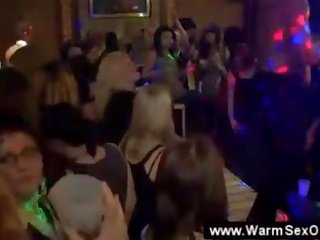 Oversexed figlia succhia un screpolatura su il dancefloor