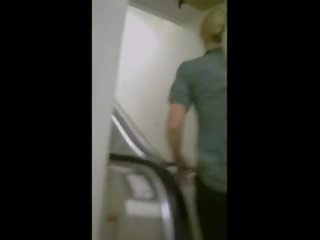 Enticing bythë në një escalator në yoga pantallona