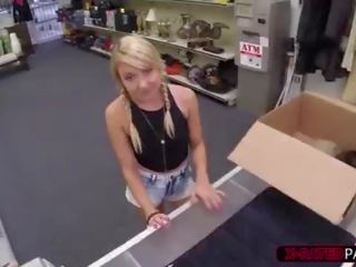 Malé kozičky a blondýnka žena dostane kladivem podle shawns velký klovaný pták