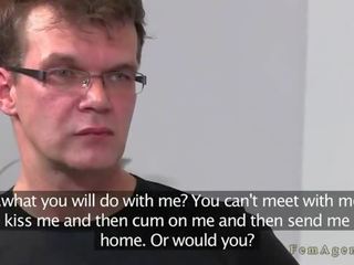 Amatore tip cums ndërsa merr stimulim me këmbë në çorape të gjata