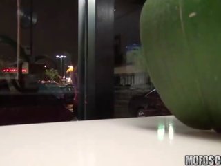 Ciudatel adolescenta joacă cu vibrator