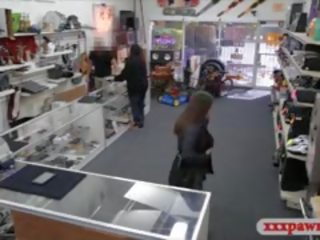 Ζευγάρι σκύλες προσπαθώ να κλοπή και ένας του τους παίρνει σφυροκόπησε