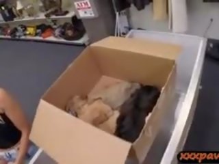 Puppy signora pawns suo manicotto per alcuni contante per suo vets fattura