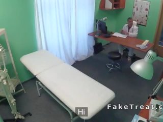 Surgeon カムズ 上の 患者 尻 から 後ろ