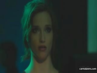 Số hai lesbiann con gái đi trong một câu lạc bộ