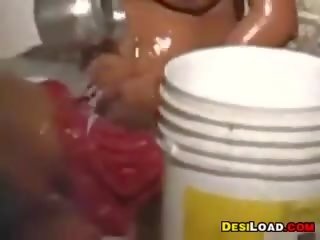 দেখা তার গোসল