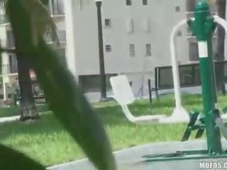Blonda frumuseţe cu mare balcoane plimbari penis