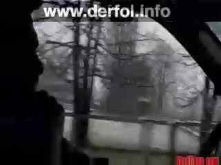 Αυτός αγαπά να είναι γυμνός σε εμπρός του ο camerashe παίρνει ένα νύμφη