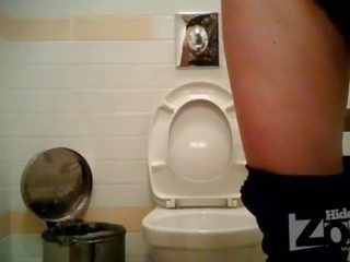 Loira em azul cuecas a urinar
