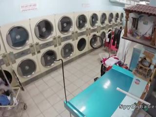 Voyeur pannelugg barmfager divinity i laundromat