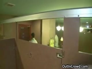 Lads трахання і смокче в a ванна кімната 17 по outincrowd